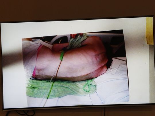 Cô gái 16 tuổi chết đói, cảnh sát điều tra phát hiện dòng chữ rợn người không mở cửa sổ được đâu, mẹ đã đóng đinh rồi